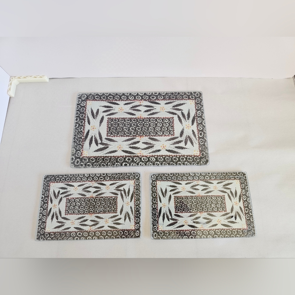 Temptations Old World Black Confetti glass cutting mats/trivets Set of 3